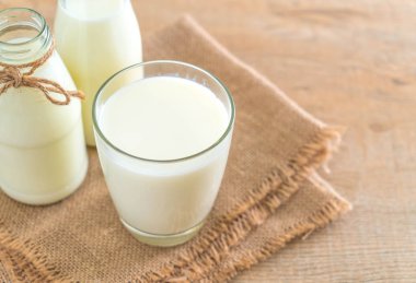 Bir bardak taze süt.