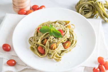 ıspanak fettuccine domates ile