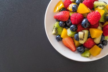 karışık taze meyve (çilek, ahududu, yaban mersini, kivi, mang