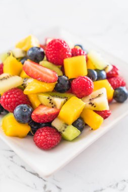 karışık taze meyve (çilek, ahududu, yaban mersini, kivi, mang