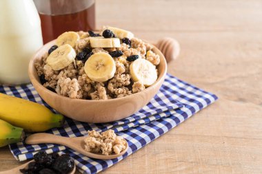 Granola muz, Kuru üzüm ve süt ile 