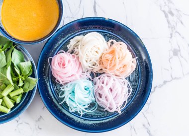 erişte ile balık köri sos ve sebze