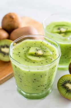 Sağlıklı taze kivi smoothie cam