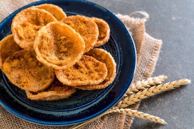 kurutulmuş rendelenmiş domuz etinin pirinç kraker