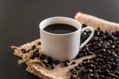 Kahve fincanı ve fasulye