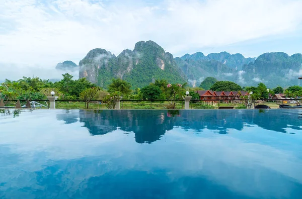 Yüzme Havuzu, güzel dağ arka plan