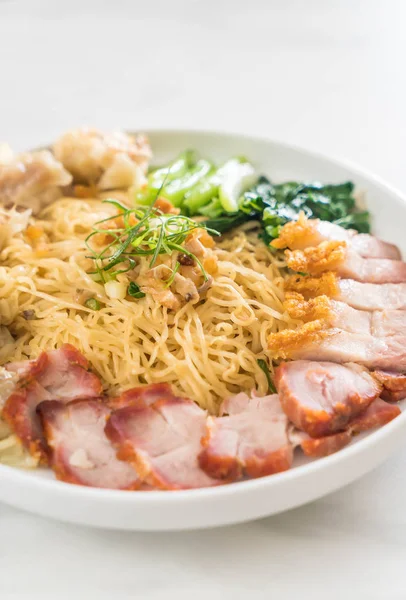 Yumurta noodle kırmızı kızarmış domuz, gevrek domuz eti, köfte ve çorba ile 