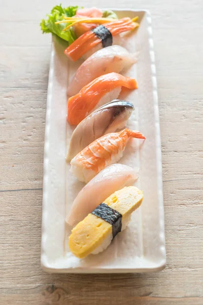 Ham ve taze nigiri suşi beyaz plaka 