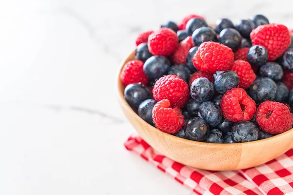 taze yaban mersini ve rasberry 