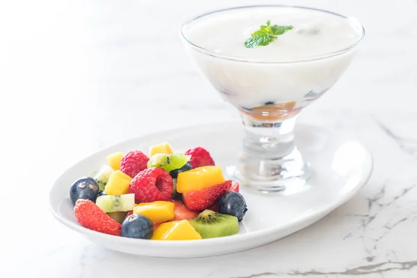 Joghurt mit gemischten Früchten (Erdbeere, Blaubeeren, Himbeere, Kiw) — Stockfoto