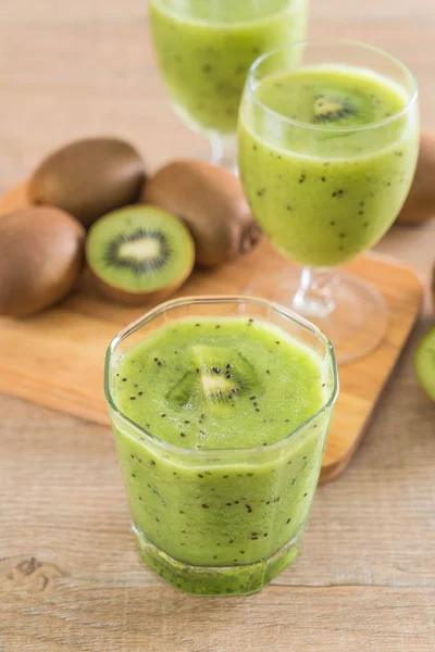 Sağlıklı taze kivi smoothie cam