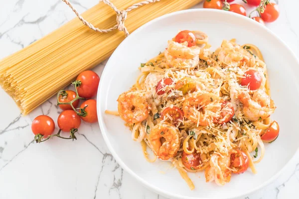 Spagetti karides, domates, fesleğen ve peynir ile 