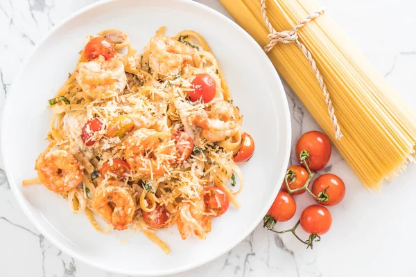 Spagetti karides, domates, fesleğen ve peynir ile 
