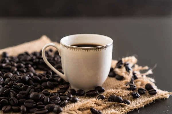 Kahve fincanı ve fasulye