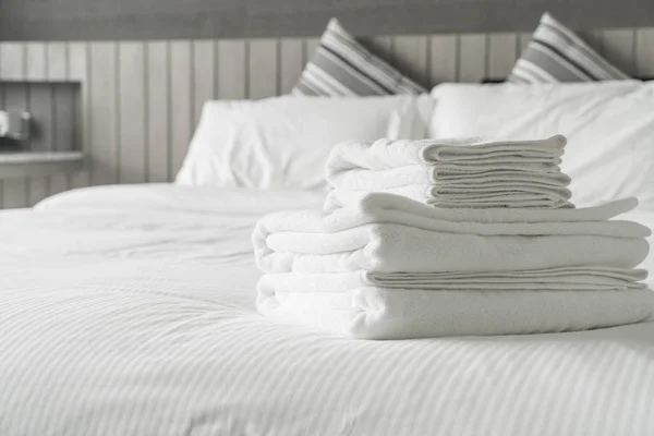 Biały ręcznik na łóżko dekoracja wnętrza sypialni — Zdjęcie stockowe