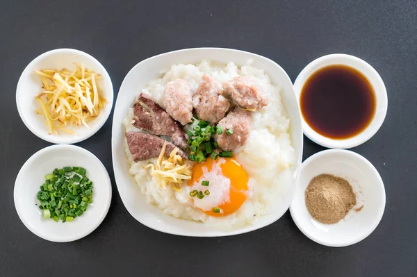 domuz eti ve yumurta ile pirinç lapası