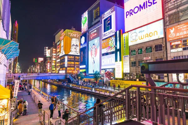 OSAKA, JAPÓN - 19 NOV 2016: Grupo de personas caminando para ir de compras — Foto de Stock