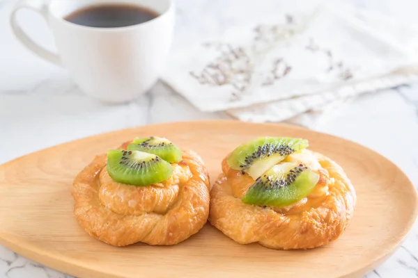 Kiwi pie on plate — Stock Photo, Image