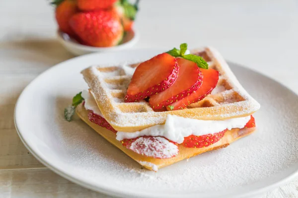 ahşap üzerine çilek ile waffle