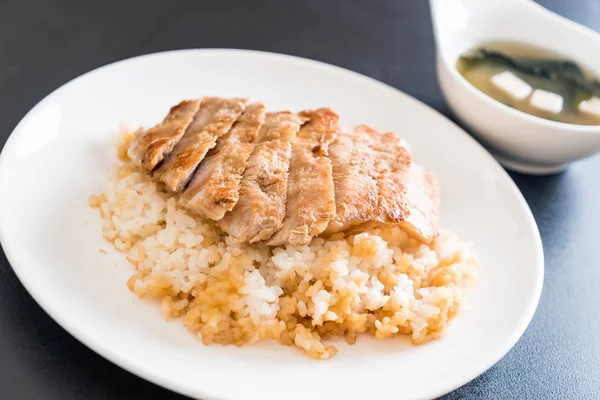 Cerdo teriyaki sobre arroz rematado con sopa de miso — Foto de Stock