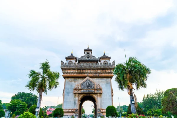 在万象，老挝的 Patuxay 纪念碑. — 图库照片