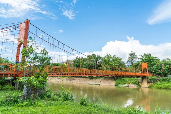Turuncu köprüden nehre Vang Vieng mağarada Jung, 