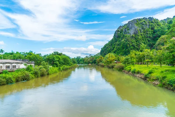 Vang Vieng, Laos nehirde Nam şarkı