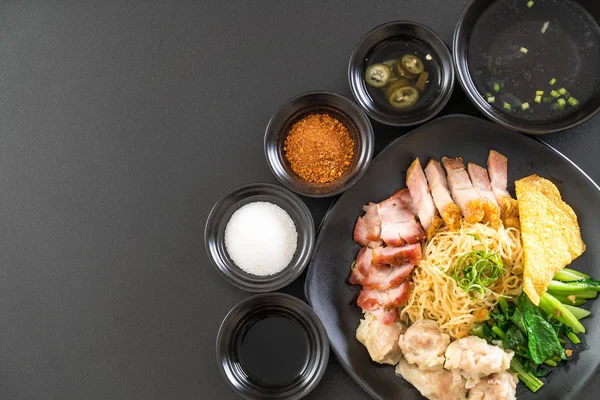 Yumurta noodle kırmızı kızarmış domuz, gevrek domuz eti, köfte ve çorba ile 