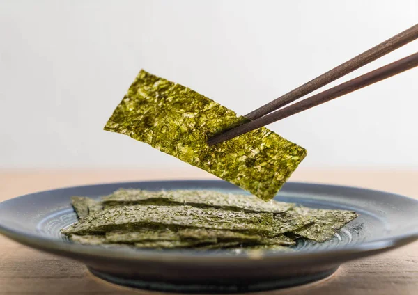 plaka üzerinde kurutulmuş yosun