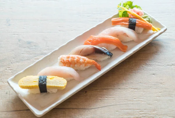 Ham ve taze nigiri suşi beyaz plaka 
