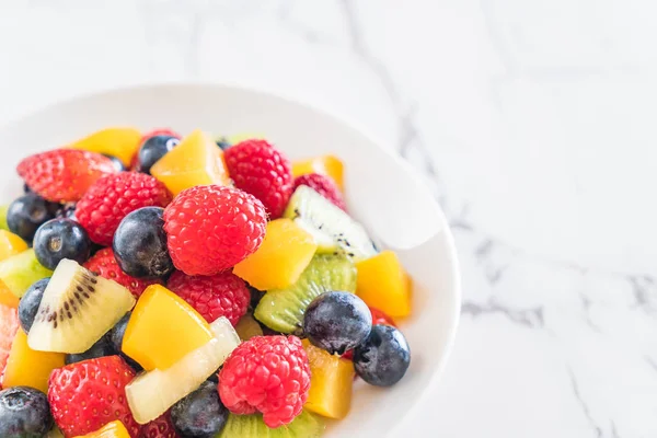 karışık taze meyve (çilek, ahududu, yaban mersini, kivi, mang