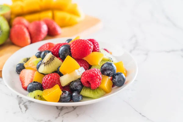 Blandad färsk frukt (jordgubbar, hallon, blåbär, kiwi, mang — Stockfoto