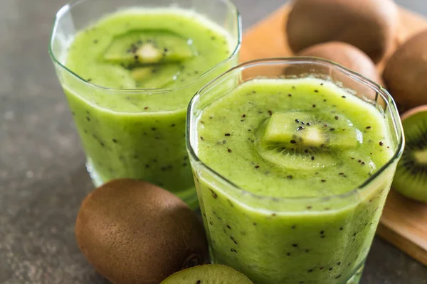 Smoothie kiwi fresco saudável em vidro — Fotografia de Stock