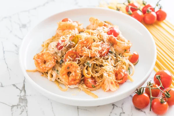 Spagetti karides, domates, fesleğen ve peynir ile 