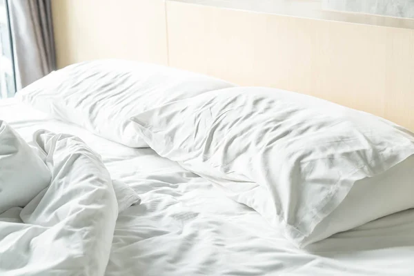 Cama arrugada con almohada blanca desordenada — Foto de Stock