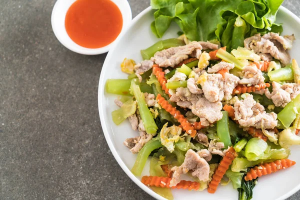 Tavada kızartılmış Shanghai Noodle domuz eti ile