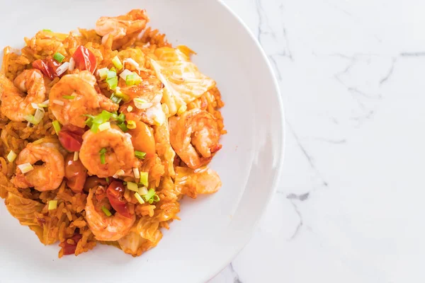 Kore baharatlı sos ve karides kızarmış pilav