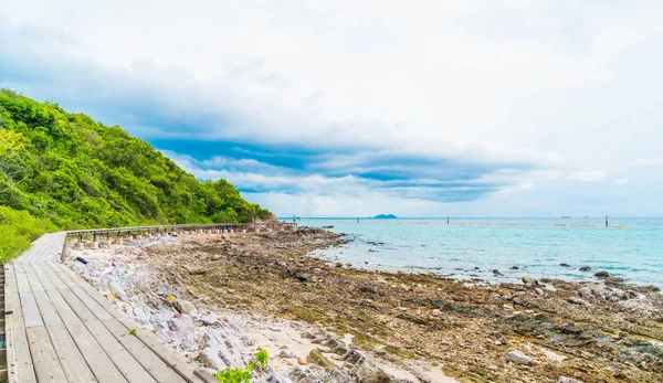 Güzel tropikal beach Koh Larne Patta içinde adlı ile tahta köprü