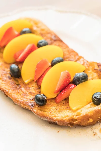 Fransız tostu şeftali, çilek ve yaban mersini