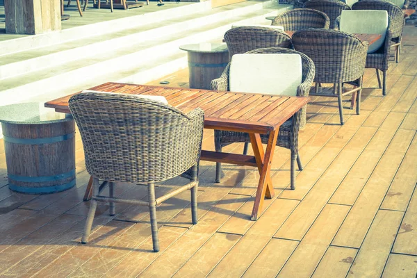 Boş sandalye ve masa açık veranda