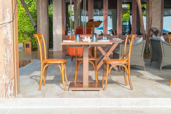 Boş sandalye ve masa 