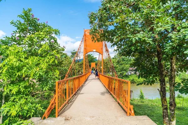 Vang Vieng, Laos. 12 Mayıs 2017: Turuncu renk köprü Jung Mağarası