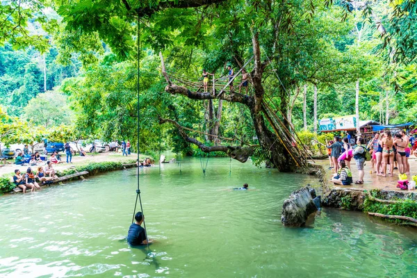 Vangvieng, Laos 13 Mayıs 2017: Turist Blue Lagoon tadını çıkarın