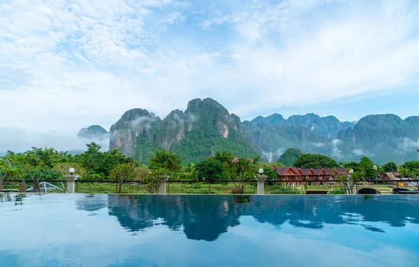 Yüzme Havuzu, güzel dağ arka plan