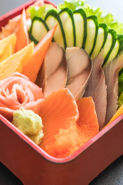Pirinç bento kutusunda Ham taze sashimi