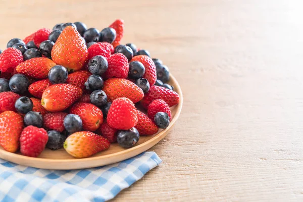 taze yaban mersini, çilek ve rasberry 