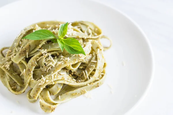 Fettuccine de espinacas en el plato — Foto de Stock