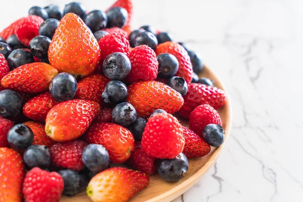 taze yaban mersini, çilek ve rasberry 