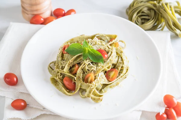 ıspanak fettuccine domates ile