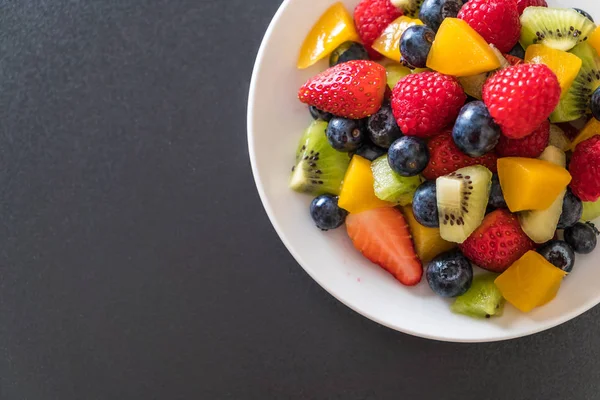 karışık taze meyve (çilek, ahududu, yaban mersini, kivi, mang